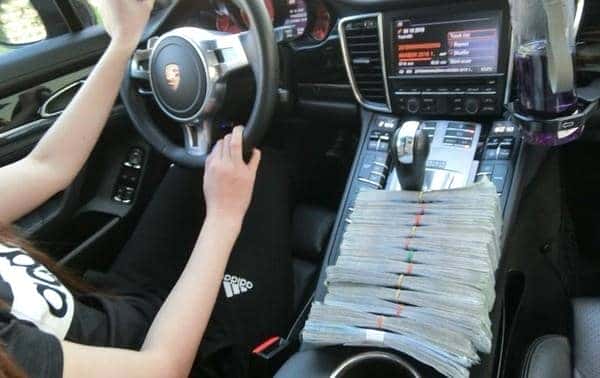 運彩分析網騙錢手法二:戴金項鍊,開名車,假有錢